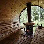 Dom wakacyjny Hazel Hut - Spacious Fenced Yard, Sauna, 2-bedroom *