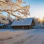 Hazel Hut - Spacious Fenced Yard, Sauna, 2-bedroom Parnawa