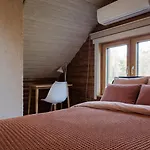 Dom wakacyjny Hazel Hut - Spacious Fenced Yard, Sauna, 2-bedroom Parnawa