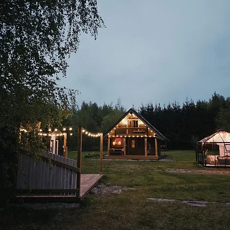 Dom wakacyjny Hazel Hut - Spacious Fenced Yard, Sauna, 2-bedroom Parnawa