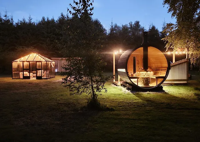 2-bedroom, Fenced Yard, Sauna, 10 Min To *